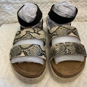 Cute Pierre Dumas sandals. SZ 8 snake print.